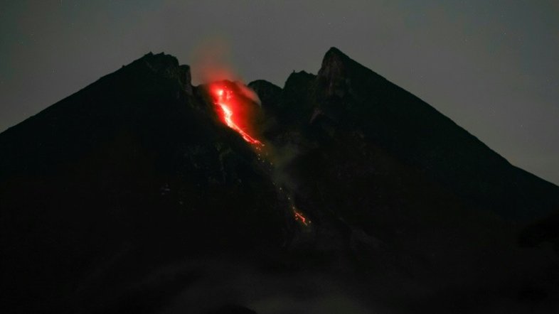 Vulcão Merapi, um dos mais ativos do mundo, lança cinzas na Indonésia