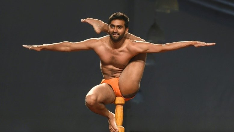 Na Índia, acrobacias no primeiro Mundial de 'Mallakhamb'