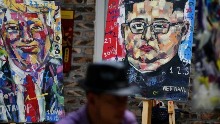 Retratos e cortes de cabelo ao estilo Kim-Trump agitam cúpula do Vietnã