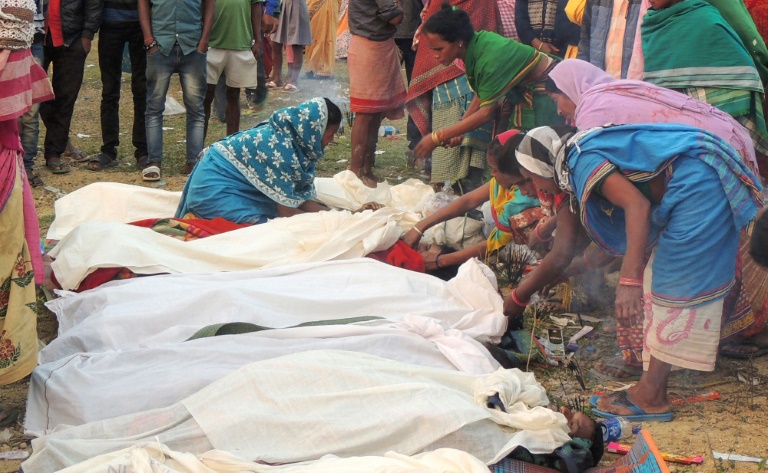 Balanço de vítimas de bebida adulterada na Índia supera 150 mortos