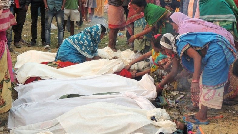 Balanço de vítimas de bebida adulterada na Índia supera 150 mortos