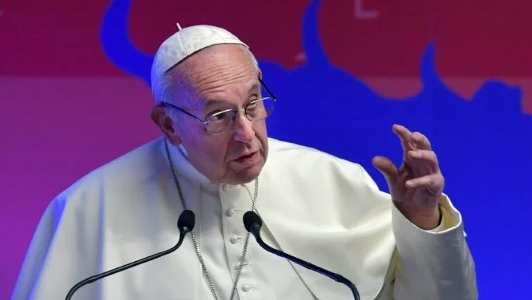 Papa faz novo apelo por abertura de portos a migrantes