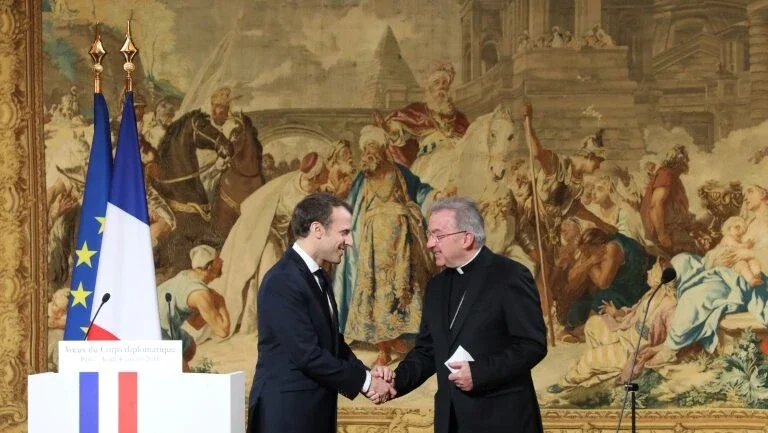 Embaixador do papa na França é alvo de segunda denúncia de assédio sexual