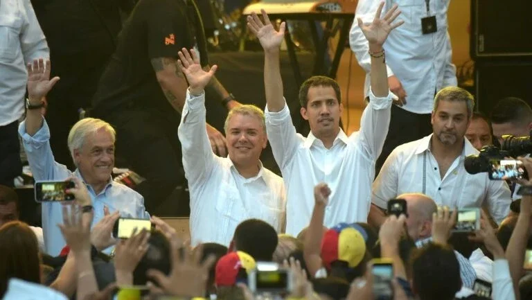 Opositor venezuelano Juan Guaidó chega ao show do lado colombiano da fronteira