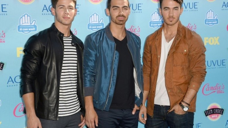 Nick Jonas dá detalhes de acidente que causou fratura em sua costela