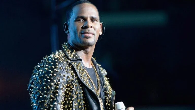 Cantor R. Kelly recebe 10 acusações de abuso sexual
