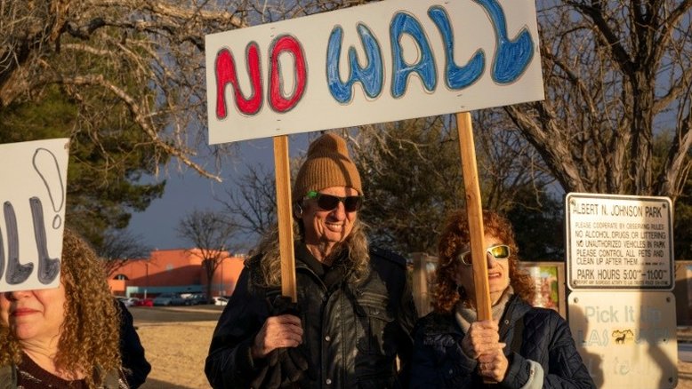 Governo Trump sofre ação de 16 estados após declarar emergência por muro
