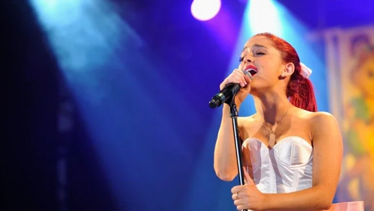Estrela do pop Ariana Grande lança álbum em meio a polêmica com Grammy