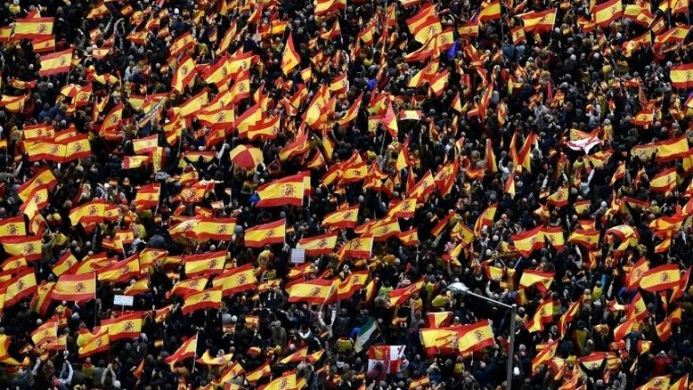 Direita espanhola reúne milhares em Madri contra Pedro Sánchez