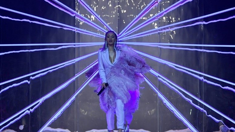 Cardi B busca Grammy das mãos de J Balvin e Bad Bunny