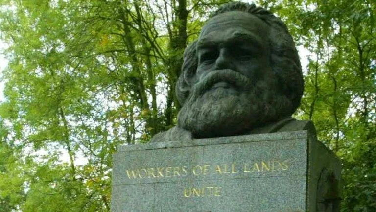 Túmulo de Marx é vandalizado em Londres