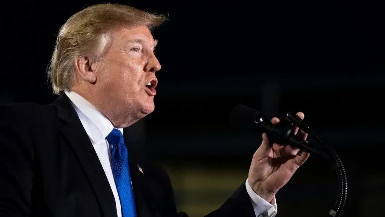 Trump pede às Forças Armadas da Venezuela que deixe de apoiar Maduro