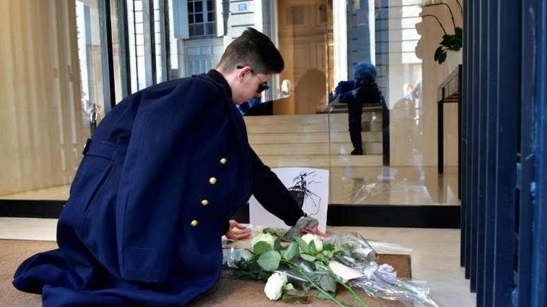 Rosas brancas para a 'lenda' Lagerfeld em frente à loja da Chanel em Paris