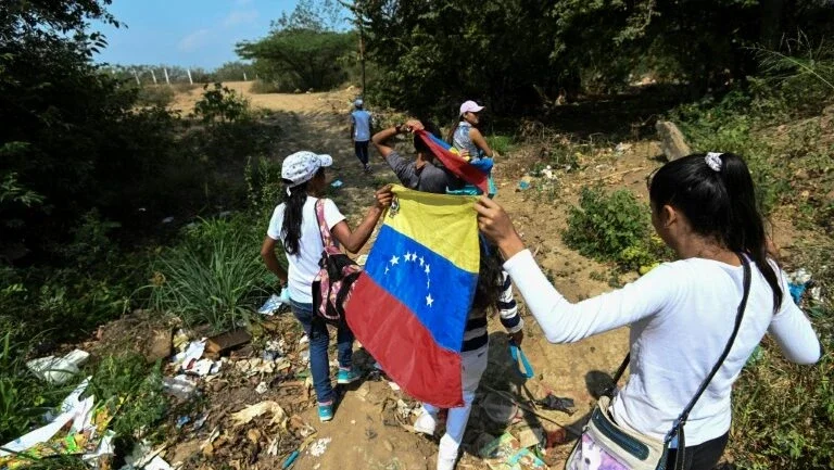Barreiras em fronteira da Venezuela são removidas, diz embaixadora