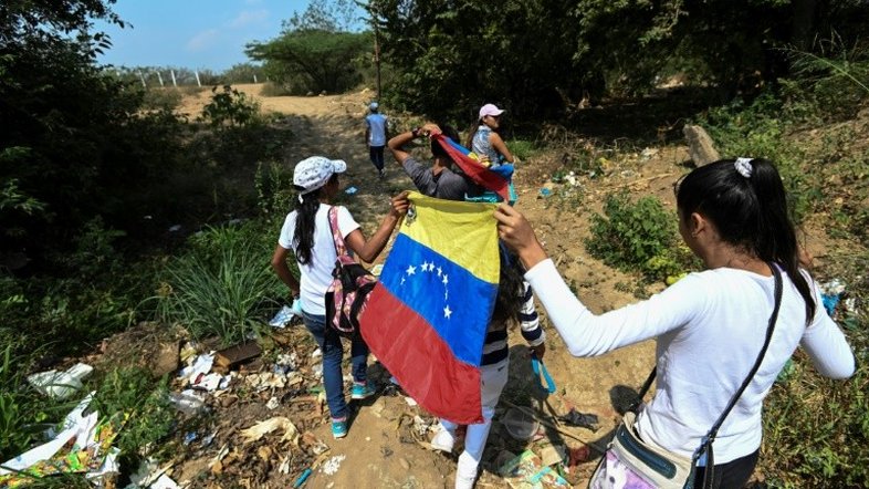 Barreiras em fronteira da Venezuela são removidas, diz embaixadora