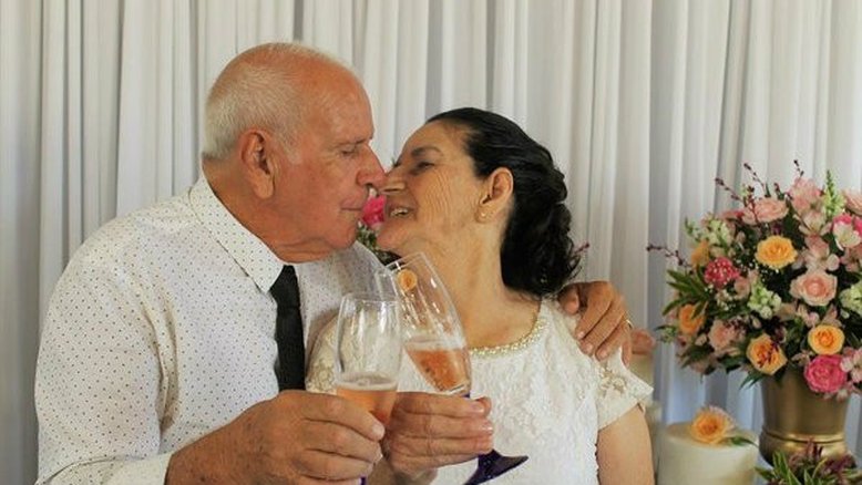 Casal de idosos que se conheceu no Tinder oficializa união