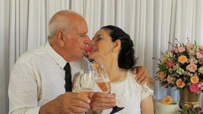 Casal de idosos que se conheceu no Tinder oficializa união