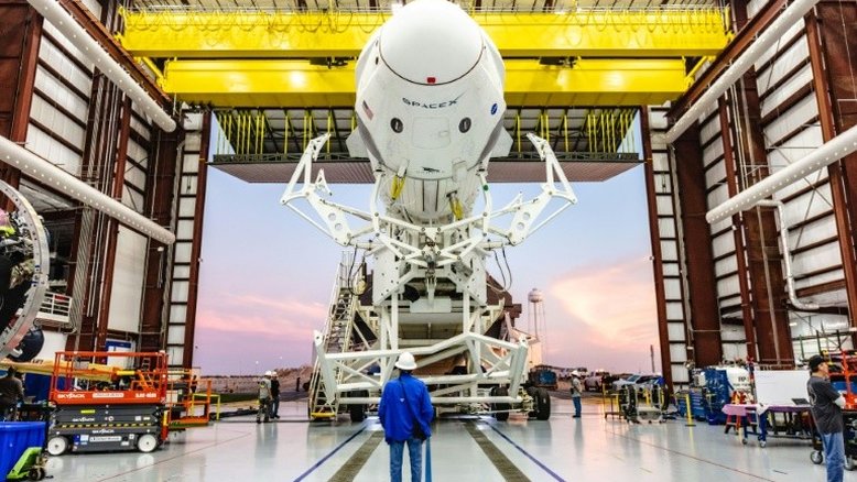 SpaceX enviará à ISS uma nave tripulada por um manequim