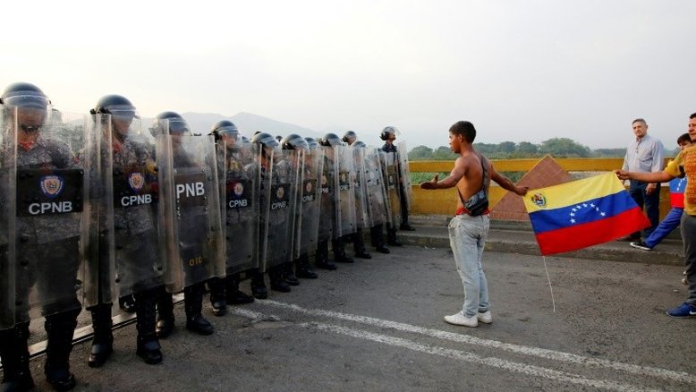 Quatro militares venezuelanos desertam depois de atravessar a fronteira com a Colômbia