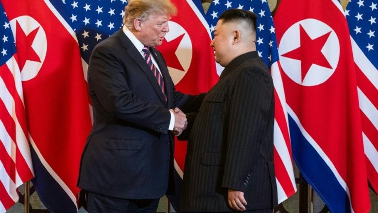 Aperto de mãos dá início a segunda reunião entre Trump e Kim