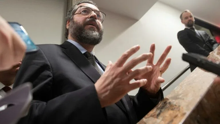 Araújo acusa Cuba de "manter a ditadura de Maduro"