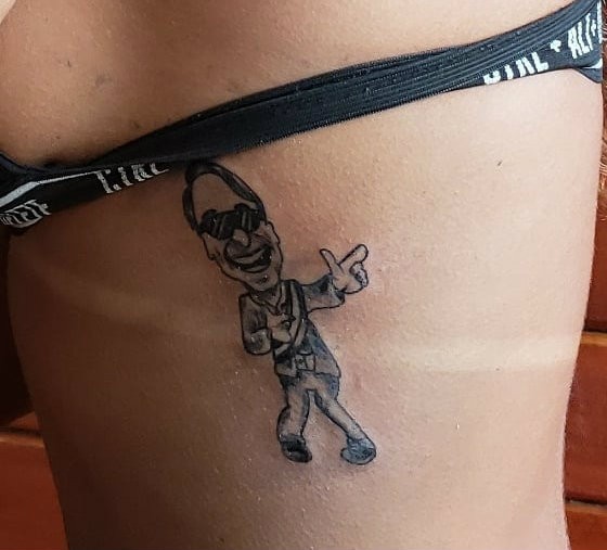 Por tatuagem de Bolsonaro, passista é impedida de desfilar no carnaval