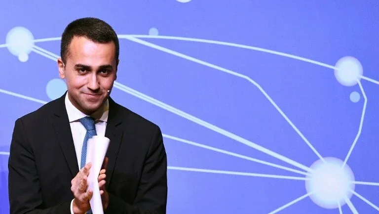 França chama embaixador para consultas após críticas na Itália