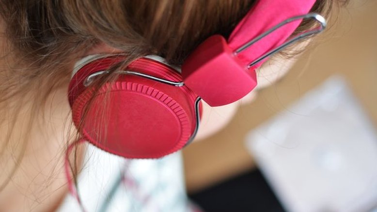 Condição rara faz com que mulher não consiga ouvir homens