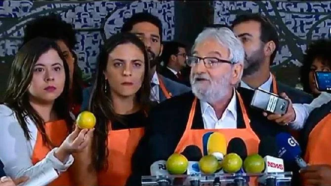 Bancada do PSOL recepciona Bolsonaro com protesto contra o 