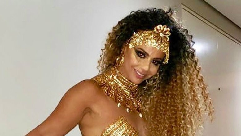 Viviane Araújo posa sem calcinha e avisa: "Já é quase carnaval"