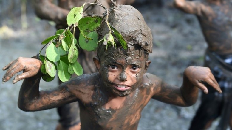 Em Bali, tradicional banho de lama afugenta maus espíritos