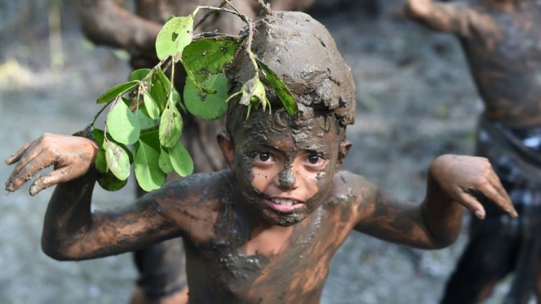 Em Bali, tradicional banho de lama afugenta maus espíritos