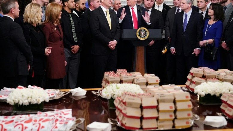 Trump volta a servir 'fast-food' a atletas na Casa Branca