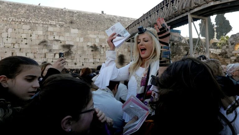 Judeus ultraortodoxos atacam mulheres que desejam rezar no Muro das Lamentações