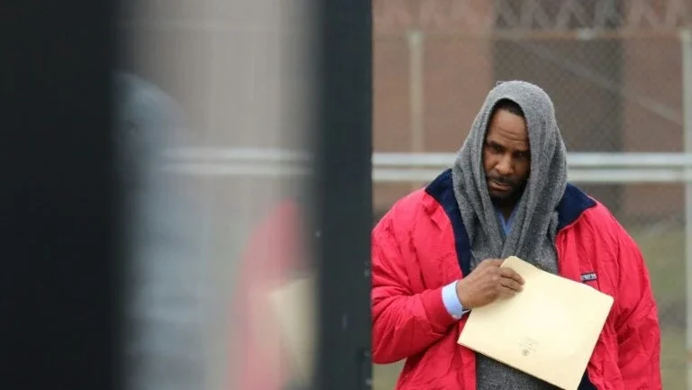 Cantor R. Kelly é solto após pagar pensão alimentícia
