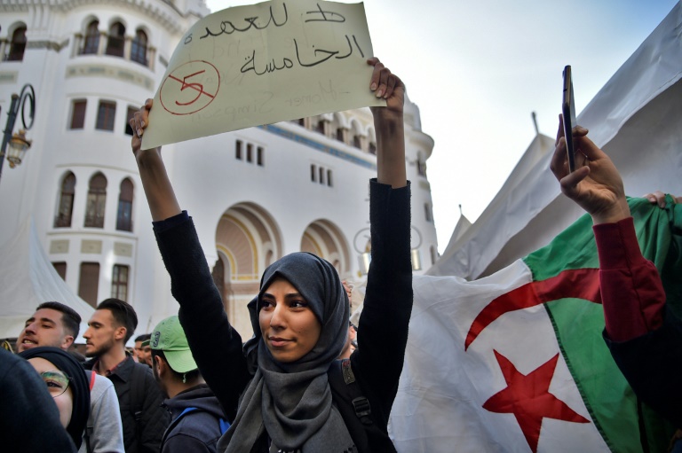 Manifestações continuam na Argélia, apesar das promessas de Buteflika