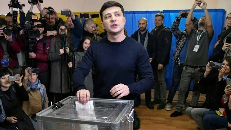 Comediante vai enfrentar atual presidente no 2º turno de eleição na Ucrânia