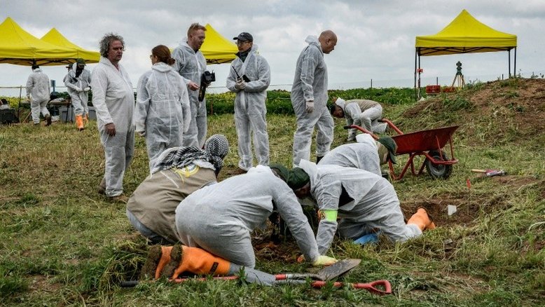 Iraque exuma restos mortais de membros da minoria yazidi mortos pelo EI