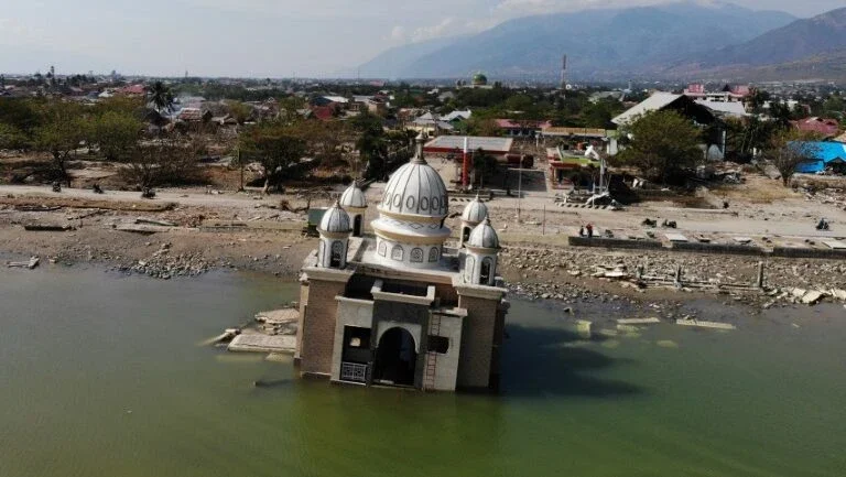 Milhares de crianças continuam desabrigadas seis meses após tsunami na Indonésia