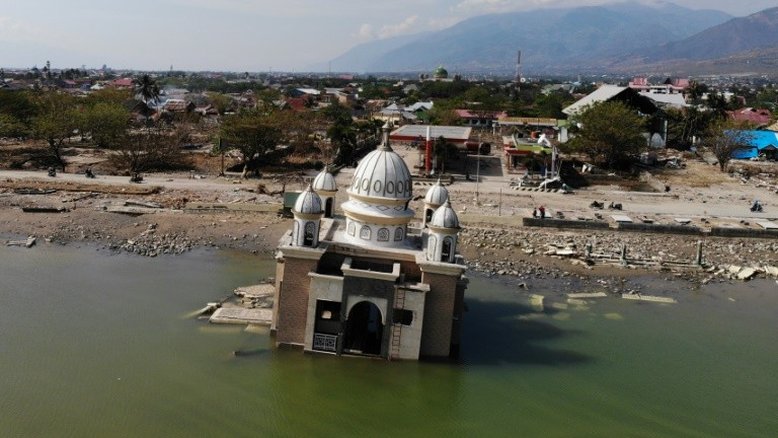 Milhares de crianças continuam desabrigadas seis meses após tsunami na Indonésia