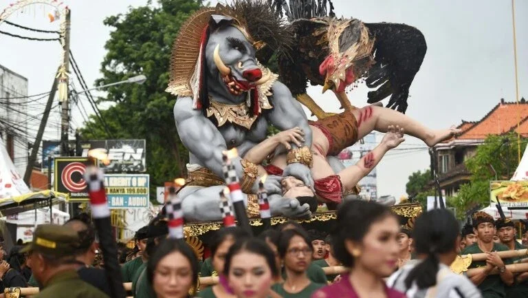 Bali interrompe internet e conexões aéreas pelo 