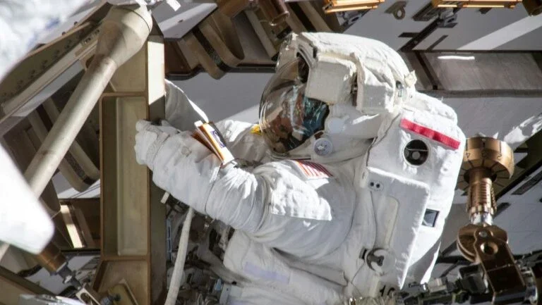Nasa defende cancelamento da caminhada espacial 100% feminina