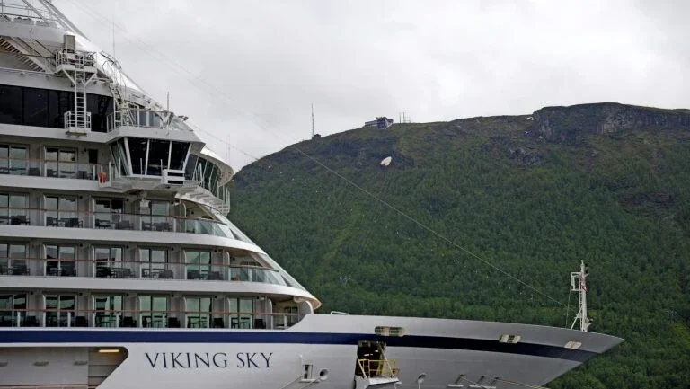 Navio sofre avaria na Noruega, e cerca de 1.300 passageiros são resgatados de helicóptero
