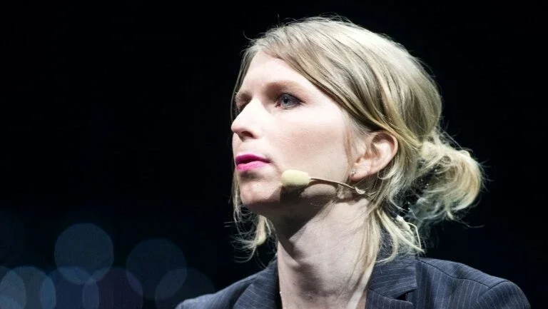 Manning enfrenta possível acusação de desacato no caso WikiLeaks