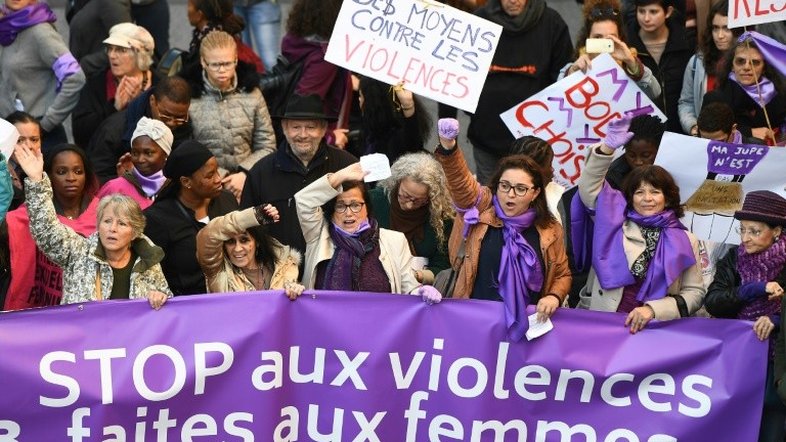 Milhares denunciam na França desigualdade salarial e violência de gênero