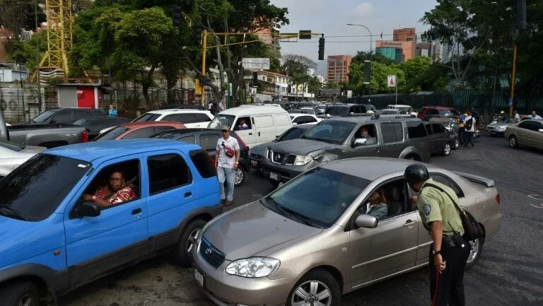 Apagão deixa venezuelanos mergulhados no caos