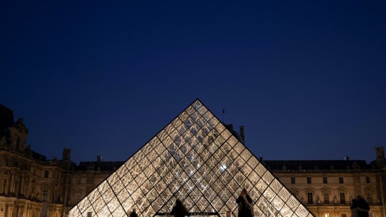 Pirâmide do Louvre, da polêmica ao aplauso unânime