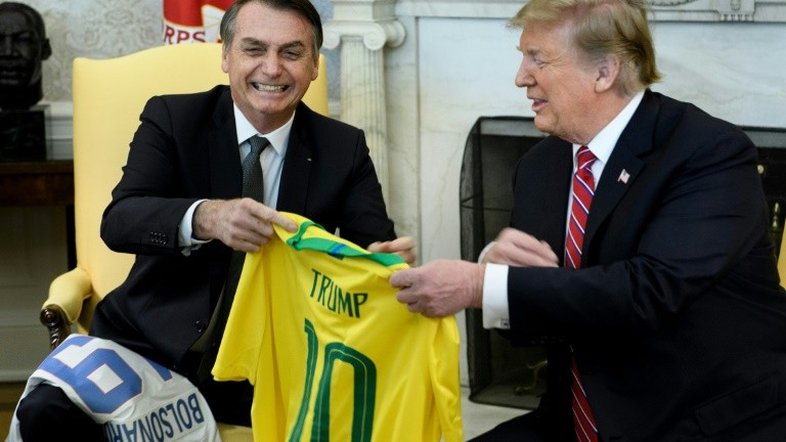 Trump e Bolsonaro trocam camisas das seleções de futebol