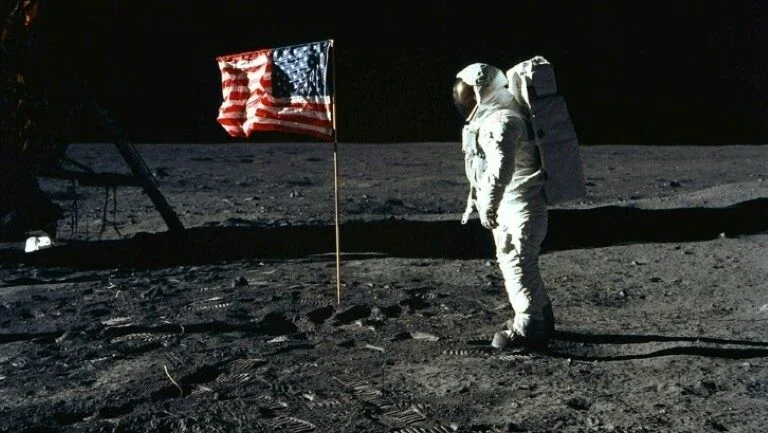 Trump antecipa para 2024 volta de astronautas à Lua