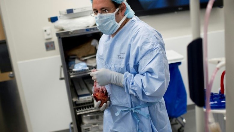 EUA realiza primeiro trasplante renal de doador vivo com HIV
